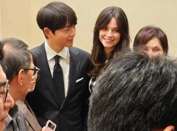 Katy Louise Saunders song joong ki