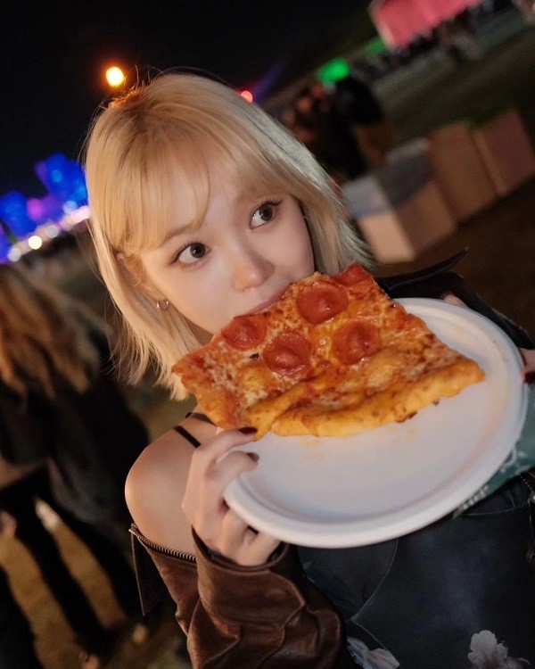 LE SSERAFIM's Kim Chaewon posts pizza mukbang photos on SNS "Suddenly flooded with 'negative comments