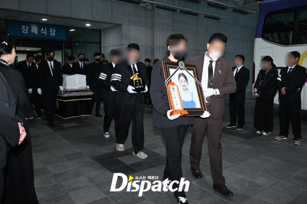 Park Bo-ram's younger brother carried her photo onto the vehicle after a moment of silence. The Park Bo-ram in the photo boasts a bright smile.