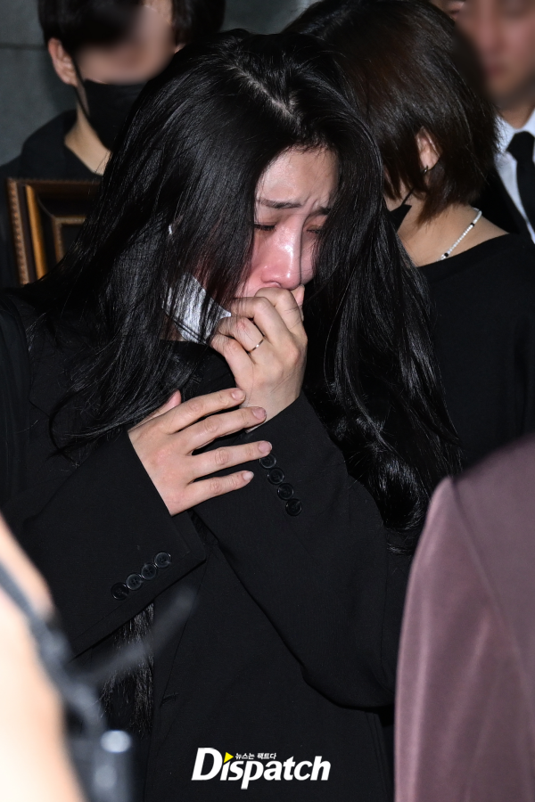 Female rapper Giant Pink choked with tears