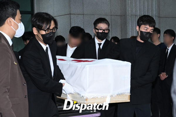 Kang Seungyoon, Roy Kim, and Park Jae-jung carried Park Bo-ram's coffin. The three artists couldn't hide their sorrow at the sudden departure of the singer 