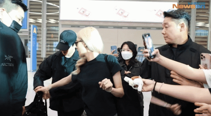 rose blackpink airport