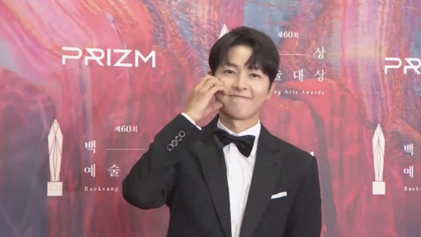 Song joong ki Heart Cheek Pose