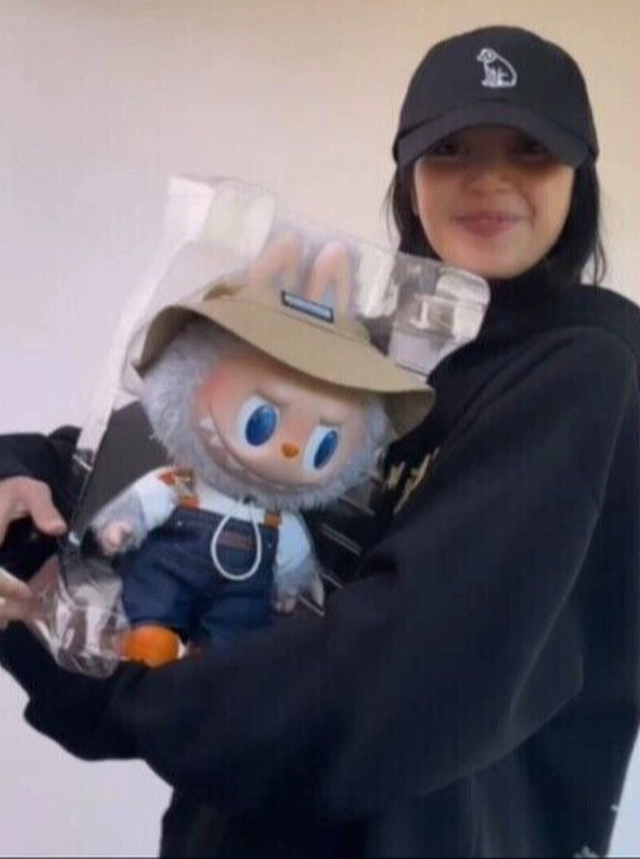 lisa blackpink labubu