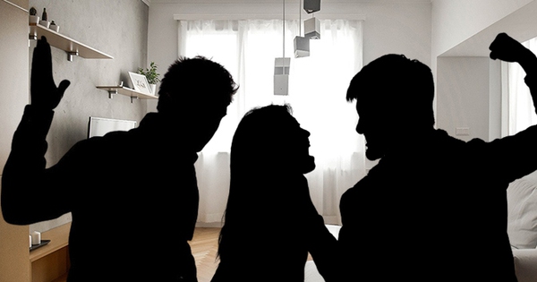 female idol and 2 men thumbnail