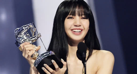lisa blackpink thumbnail
