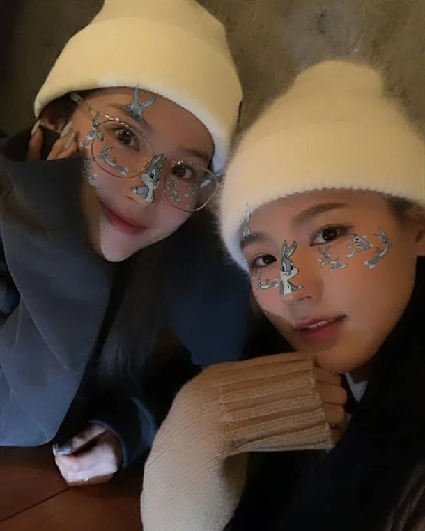 minatozaki Sana and (G)I-DLE Miyeon