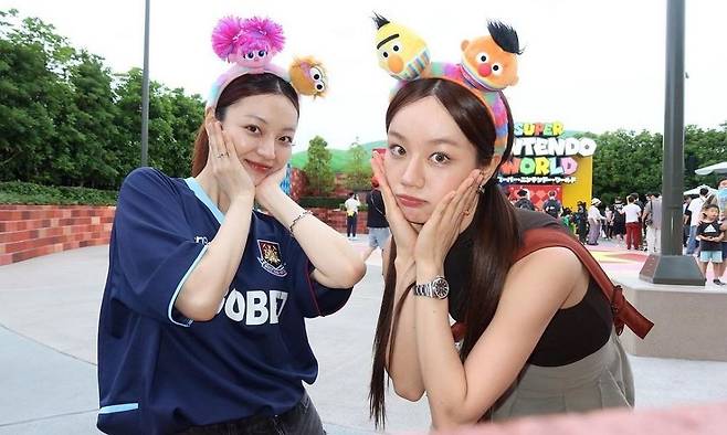 Hyeri & Younger Sister Show Off Twin Beauties-thumbnail