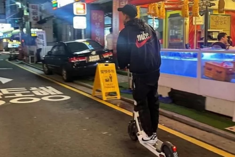 Jesse Lingard-scooter 1-091824