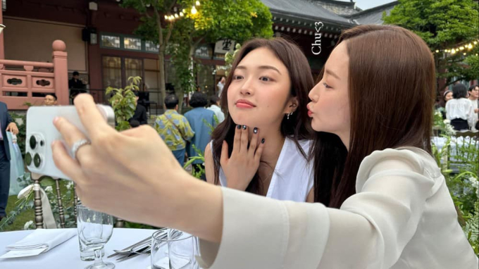 The wedding provided a chance for the "Marry My Husband" cast to catch up. Park Min Young and Choi Gyu Ri, who played sisters-in-law in the show, happily posed for photos together.