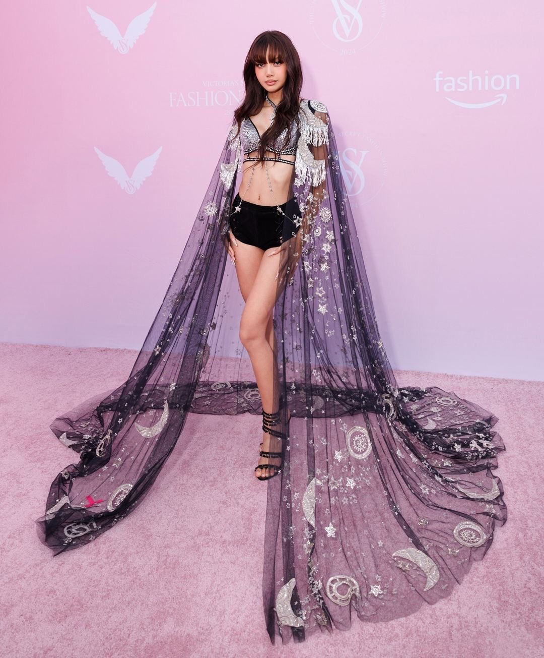 lisa blackpink victoria secret fashion show