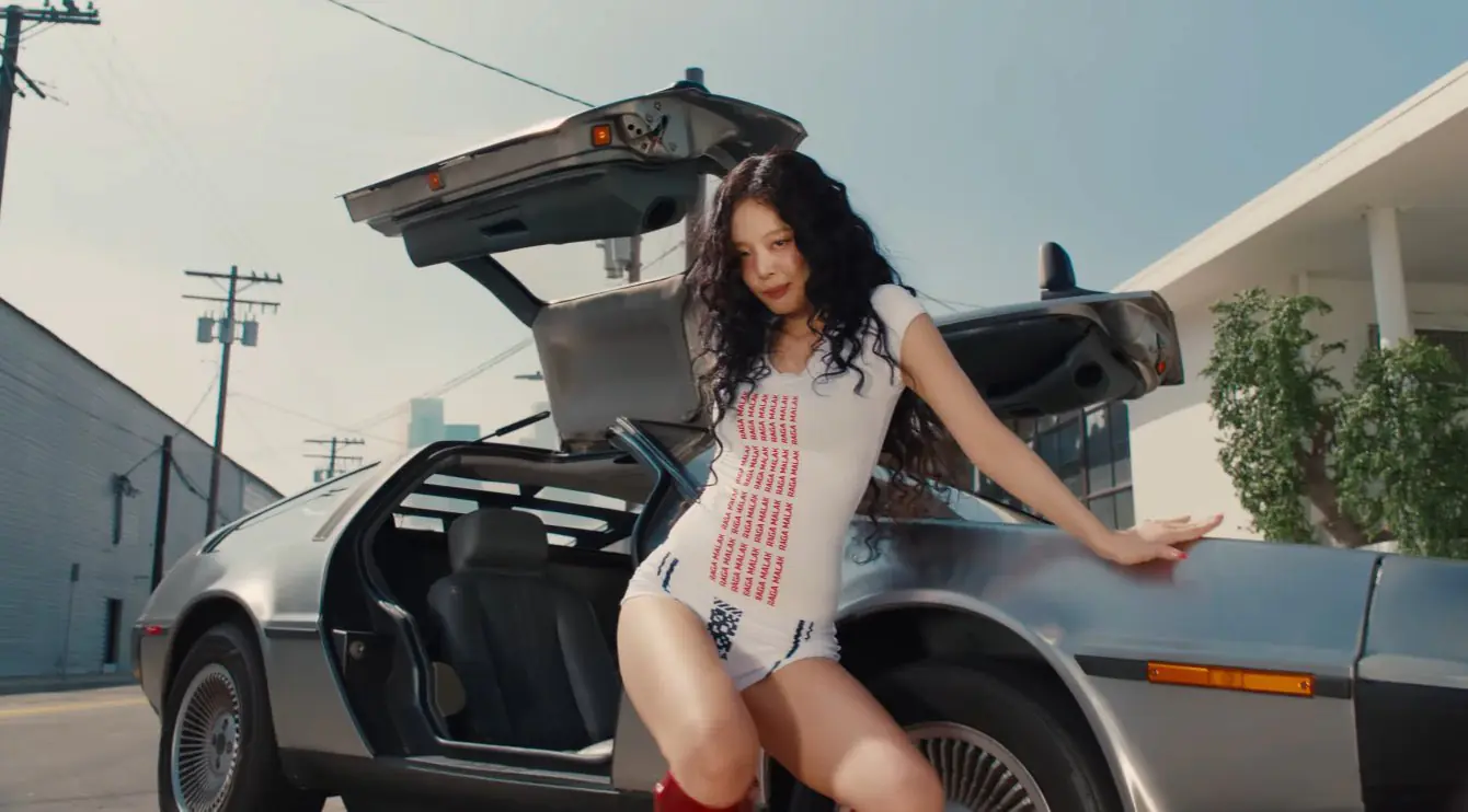 blackpink jennie Mantra outfit