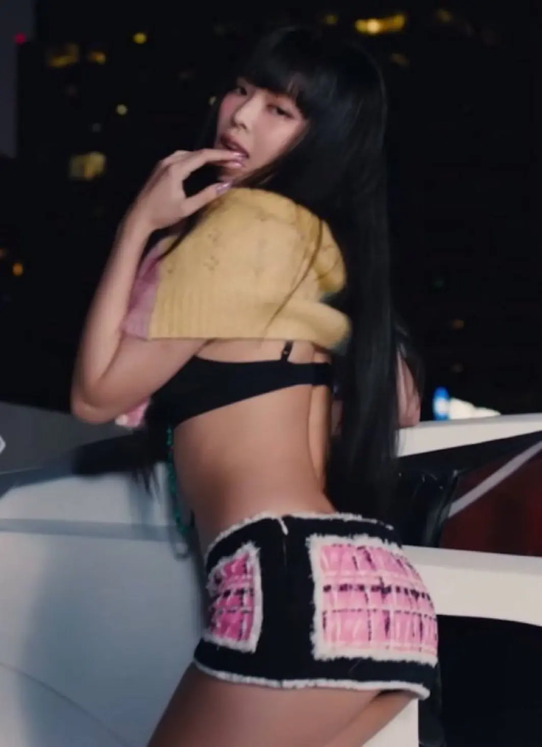 blackpink-jennie-Mantra-outfit-1311230213214