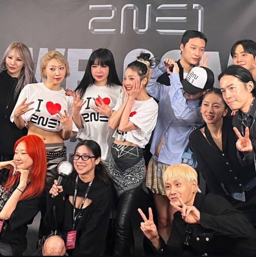 2NE1 with JENNIE (BLACKPINK), GD, Gummy, Hi Tech dancers, Daesung, Jinu, Hoony, DK and Se7en backstage