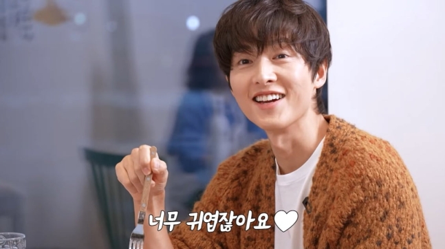 Song Joong-ki Who Surprised Choi Hwa-jung with His Boyish Charm Told His Newlywed Stories
