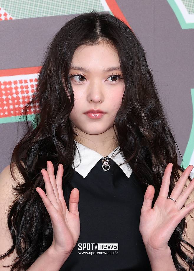 NewJeans Hyein: Cutely waves hello