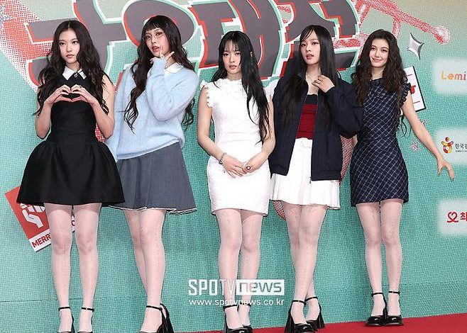 NewJeans on the red carpet, unable to say their team name "NewJeans"