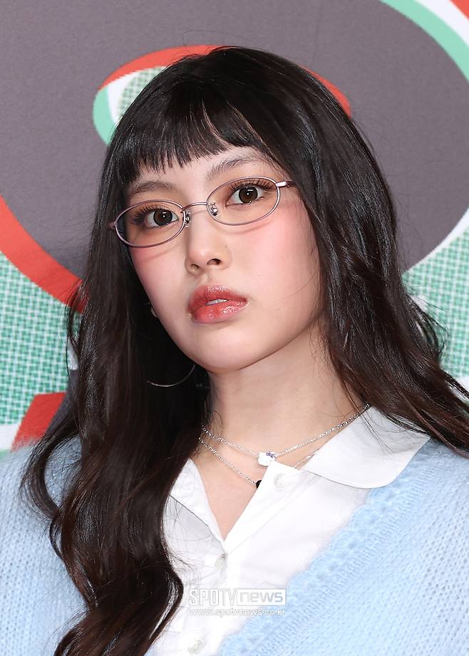 NewJeans Haerin: Geek chic fashion