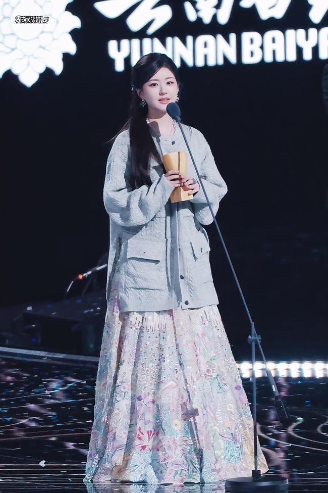 Zhao Lusi Starlight Awards-4120241