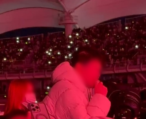 Chinese Couple Criticized for Vaping at G-Dragon Concert 1