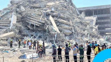 Scene of a worker sticking his head out in pain after an earthquake in Thailand thumbnail