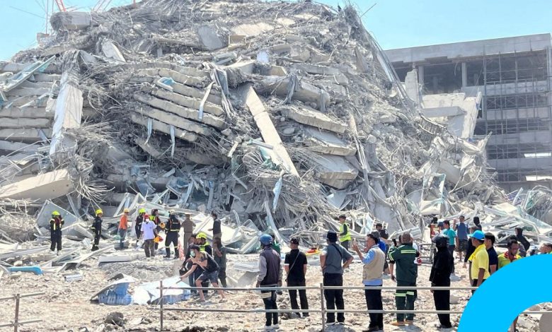 Scene of a worker sticking his head out in pain after an earthquake in Thailand thumbnail