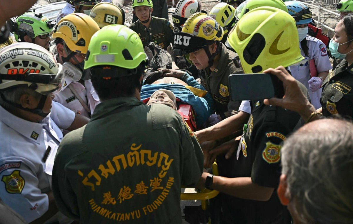 Scene of a worker sticking his head out in pain after an earthquake in Thailand