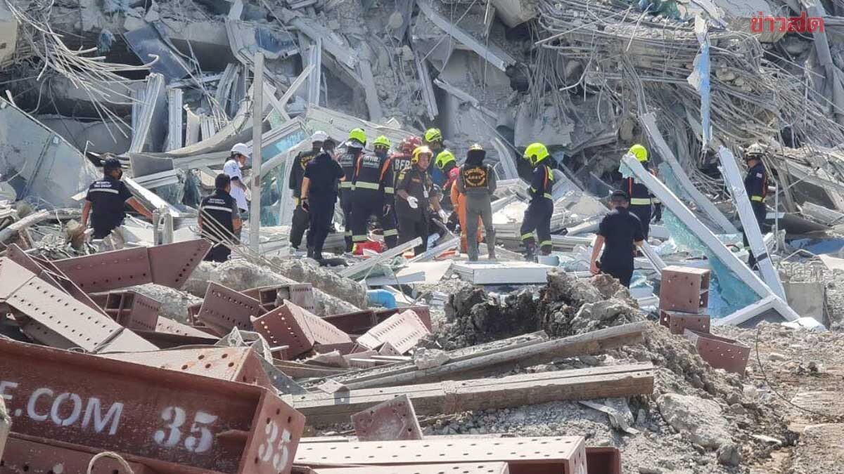 Scene of a worker sticking his head out in pain after an earthquake in Thailand