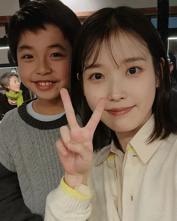 IU Heartwarming Gesture to Child Actor on Set of When Life Gives You Tangerines