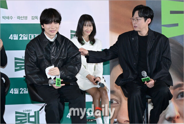 Lee Dong-hwi Mysteriously Vanishes During Press Conference lobby