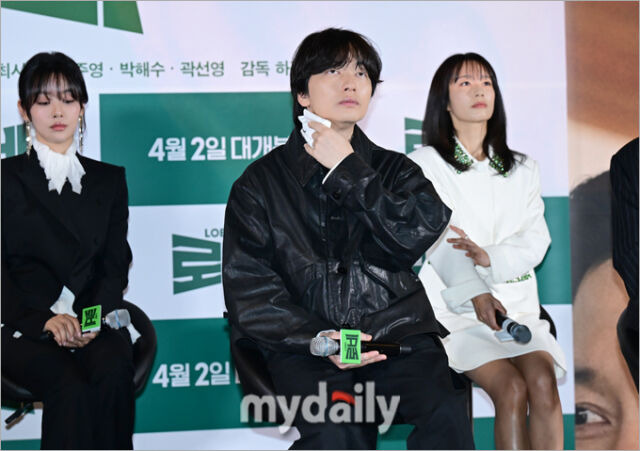 Lee Dong-hwi Mysteriously Vanishes During Press Conference lobby