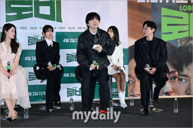 Lee Dong-hwi Mysteriously Vanishes During Press Conference lobby