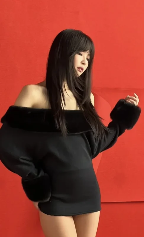 Jennie Stuns in No Pants Photoshoot