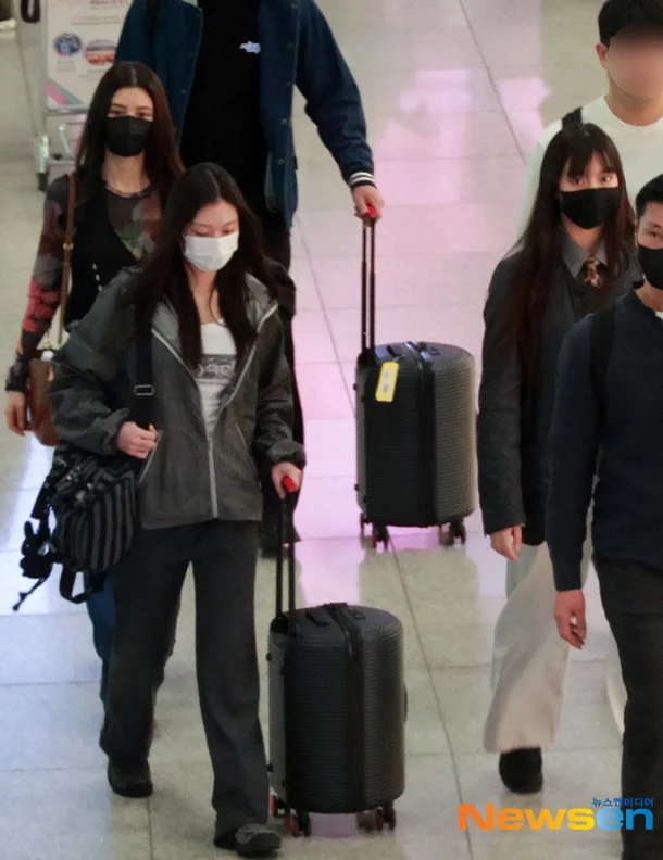 NewJeans Arrives in Hong Kong Amid Legal Battle with ADOR