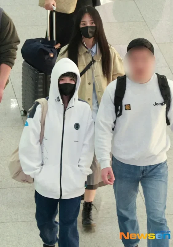 NewJeans Arrives in Hong Kong Amid Legal Battle with ADOR