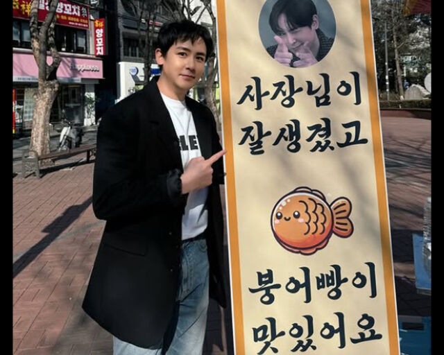 2PM Nichkhun Sells Bungeoppang in Hongdae