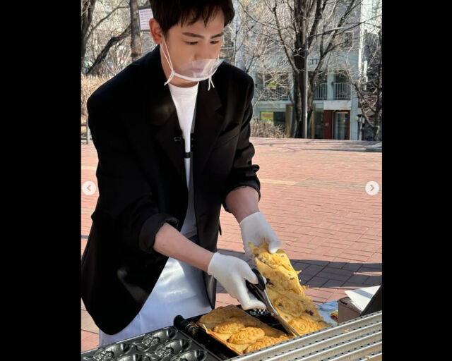 2PM Nichkhun Sells Bungeoppang in Hongdae