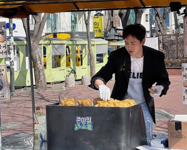 2PM Nichkhun Sells Bungeoppang in Hongdae
