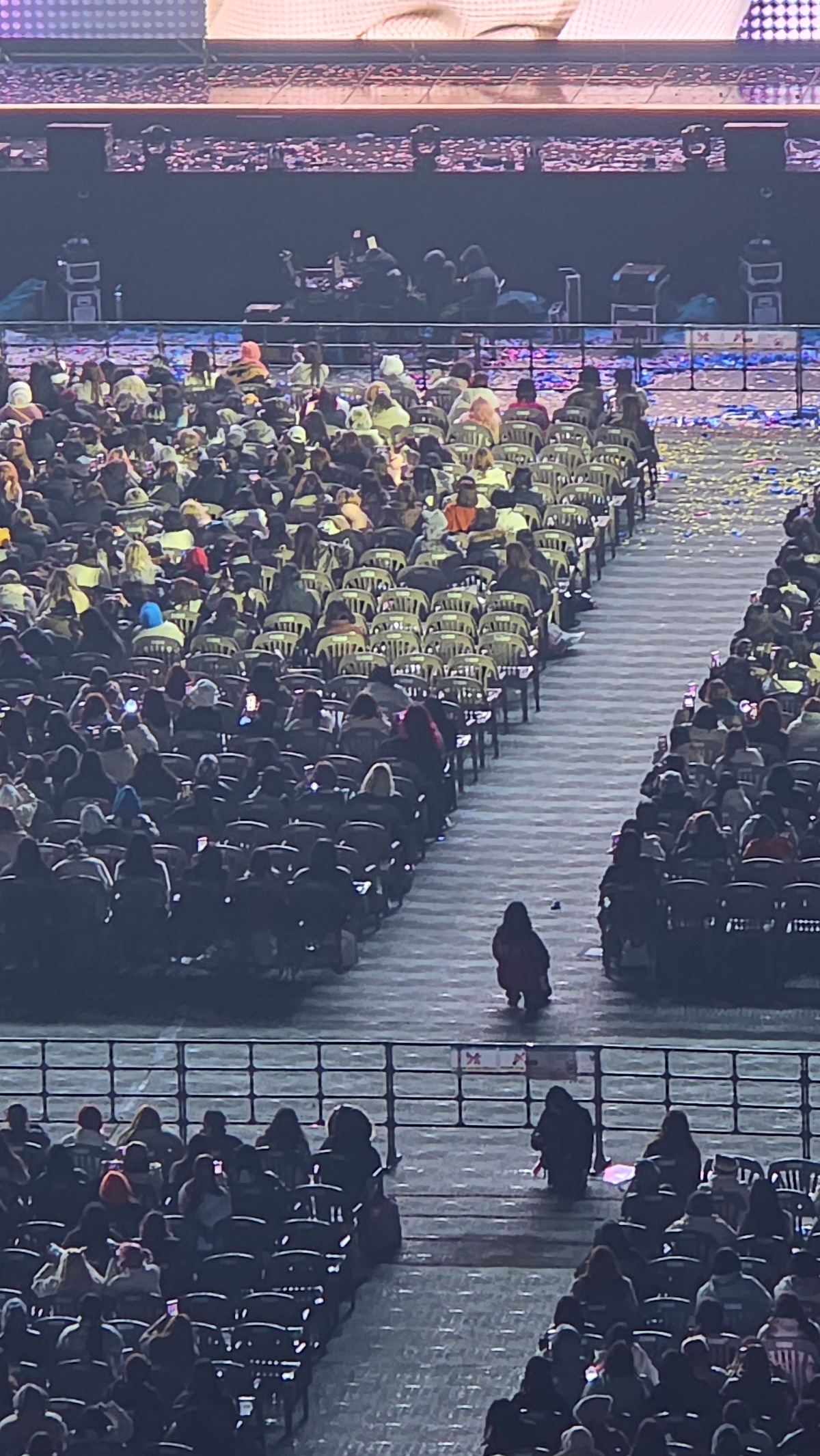 SEVENTEEN Empty Seats at Fanmeeting