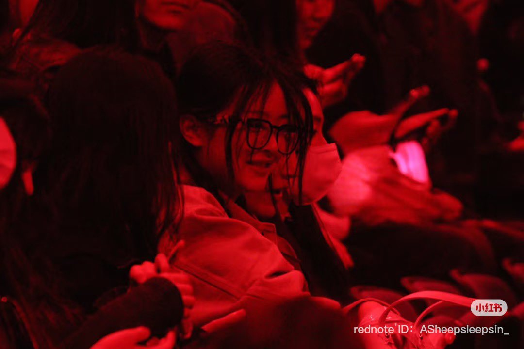 NewJeans' Surprise Appearance Causes a Stir at Jennie’s Concert 15325