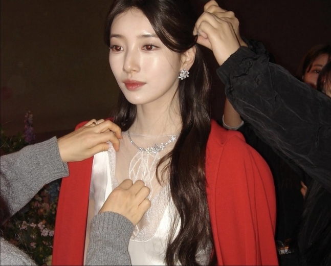 Suzy sing Snow White OST