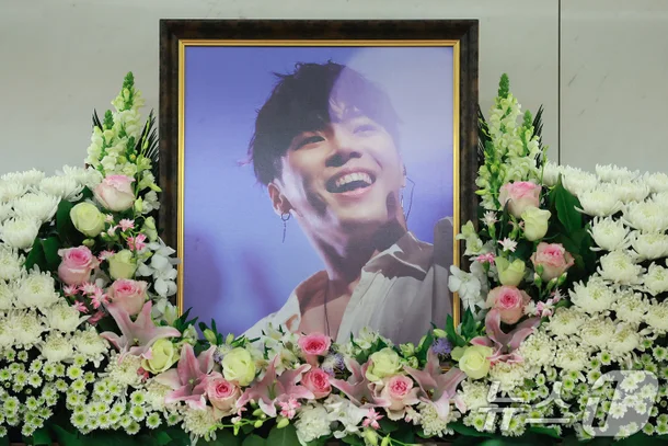 Colleagues and Fans Visit the Late Wheesung Funeral