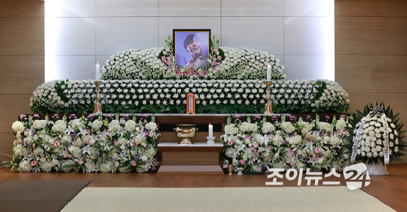 Colleagues and Fans Visit the Late Wheesung Funeral