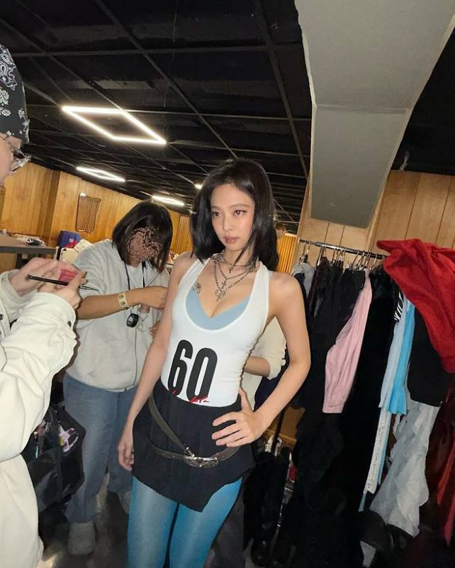 Jennie outfit spark controversy 090325