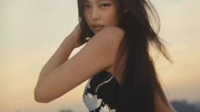 Jennie's Traditional-Inspired Top in Seoul City Captivates Fans and Highlights Korean Heritage 1