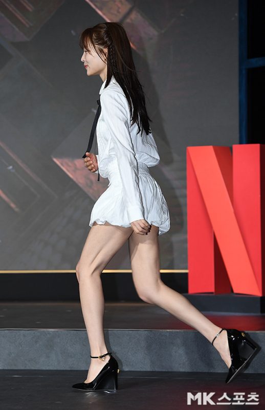 Yoon So-hee Stuns with Lovely White Outfit in Netflix Event 2