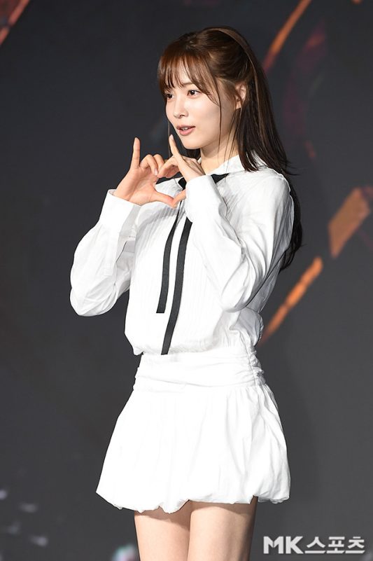 Yoon So-hee Stuns with Lovely White Outfit in Netflix Event