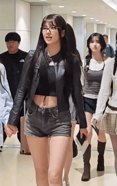 Jang Wonyoung’s Blank Stare Sparks Criticism as IVE’s Spotlight Shifts to Other Members 1