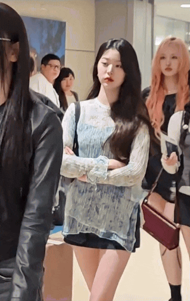 Jang Wonyoung’s Blank Stare Sparks Criticism as IVE’s Spotlight Shifts to Other Members