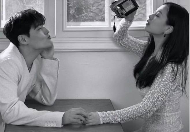 Go Min-si Spotted on Late-Night Outing With Mysterious Man 1